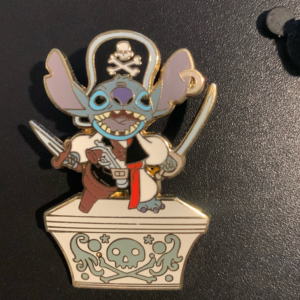 Disney WDW - Adventures on the 7 Seas Lagoon - Caribbean Pirate Stitch LE500 Pin - Picture 1 of 3